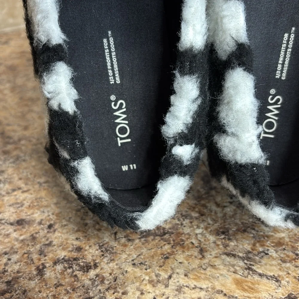 Toms Black & White Faux Fur Heart Mallow Alpargatas Size 11